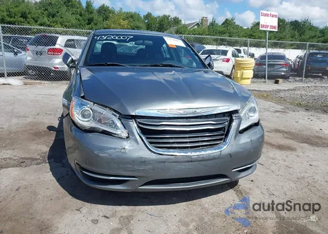2013 Chrysler 200 Lx z USA, uszkodzony, nr VIN 1C3CCBAB4DN559550